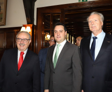 O governador Carlos Massa Ratinho Junior recebe de Nelson Hubner, presidente da AECIC, o título de Personalidade AECIC 2019. N/F: Celso Luiz Gusso, novo presidente da AECIC, governador Ratinho Junior e Nelson Hubner, presidente que deixa a entidade.Curitiba, 01-07-19.Foto: Arnaldo Alves / ANPr.