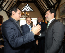 O governador Carlos Massa Ratinho Junior recebe de Nelson Hubner, presidente da AECIC, o título de Personalidade AECIC 2019.Curitiba, 01-07-19.Foto: Arnaldo Alves / ANPr.