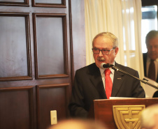 O governador Carlos Massa Ratinho Junior recebe de Nelson Hubner, presidente da AECIC, o título de Personalidade AECIC 2019. N/F: Celso Luiz Gusso, novo presidente da AECIC.Curitiba, 01-07-19.Foto: Arnaldo Alves / ANPr.