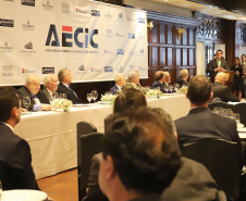 O governador Carlos Massa Ratinho Junior recebe de Nelson Hubner, presidente da AECIC, o título de Personalidade AECIC 2019.Curitiba, 01-07-19.Foto: Arnaldo Alves / ANPr.