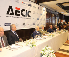 O governador Carlos Massa Ratinho Junior recebe de Nelson Hubner, presidente da AECIC, o título de Personalidade AECIC 2019.Curitiba, 01-07-19.Foto: Arnaldo Alves / ANPr.