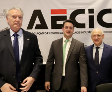 O governador Carlos Massa Ratinho Junior recebe de Nelson Hubner, presidente da AECIC, o título de Personalidade AECIC 2019.Curitiba, 01-07-19.Foto: Arnaldo Alves / ANPr.