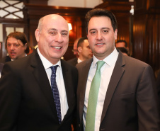 O governador Carlos Massa Ratinho Junior recebe de Nelson Hubner, presidente da AECIC, o título de Personalidade AECIC 2019.Curitiba, 01-07-19.Foto: Rodrigo Félix Leal/ANPr