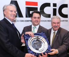 O governador Carlos Massa Ratinho Junior recebe de Nelson Hubner, presidente da AECIC, o título de Personalidade AECIC 2019.Curitiba, 01-07-19.Foto: Rodrigo Félix Leal/ANPr
