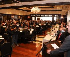 O governador Carlos Massa Ratinho Junior recebe de Nelson Hubner, presidente da AECIC, o título de Personalidade AECIC 2019.Curitiba, 01-07-19.Foto: Rodrigo Félix Leal/ANPr