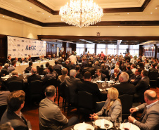 O governador Carlos Massa Ratinho Junior recebe de Nelson Hubner, presidente da AECIC, o título de Personalidade AECIC 2019.Curitiba, 01-07-19.Foto: Rodrigo Félix Leal/ANPr