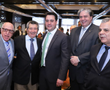 O governador Carlos Massa Ratinho Junior recebe de Nelson Hubner, presidente da AECIC, o título de Personalidade AECIC 2019.Curitiba, 01-07-19.Foto: Rodrigo Félix Leal/ANPr