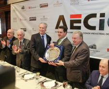 O governador Carlos Massa Ratinho Junior recebe de Nelson Hubner, presidente da AECIC, o título de Personalidade AECIC 2019.Curitiba, 01-07-19.Foto: Valdelino Pontes