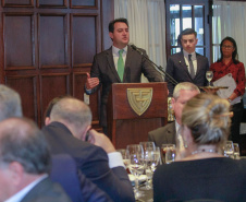 O governador Carlos Massa Ratinho Junior recebe de Nelson Hubner, presidente da AECIC, o título de Personalidade AECIC 2019.Curitiba, 01-07-19.Foto: Valdelino Pontes