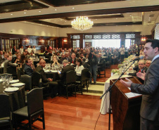 O governador Carlos Massa Ratinho Junior recebe de Nelson Hubner, presidente da AECIC, o título de Personalidade AECIC 2019.Curitiba, 01-07-19.Foto: Valdelino Pontes