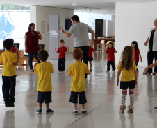 O Museu Oscar Niemeyer preparou para esta primeira quarta-feira de julho (03) uma programação especial aos visitantes. Haverá oficina livre de desenho com carvão, liderada pela equipe do Educativo.  -  Curitiba, 02/06/2019