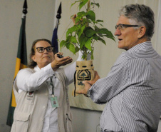 A pesquisadora Vânia Moda Cirino entrega ao secretário Norberto Ortigara, uma mostra da variedade de feijão IPR Urutau -  Foto: Divulgação Iapar