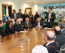 Governador Carlos Massa Ratinho Junior assina liberação de recursos para pavimentação de vias urbanas de Colombo - Curitiba, 04/07/2019 -  Foto: Geraldo Bubniak/ANPr