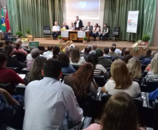 Cerca de 150 pessoas, entre secretários municipais de Agricultura, agricultores familiares, integrantes de movimentos sociais e de comunidades tradicionais, como quilombolas e indígenas, participam nesta quinta (4) da 3ª Conferência Regional de Segurança Alimentar Nutricional, que acontece na sede do Instituto Agronômico do Paraná (Iapar), em Londrina.  -  Londrina, 04/07/2019  -  Foto: Divulgação Iapar