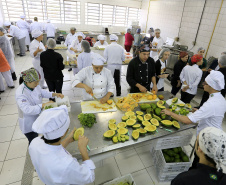 O Banco de Alimentos da Ceasa Curitiba fará de quarta a sexta-feira na semana que vem (10 a 12 de julho) três oficinas com cursos para aproveitamento de hortigranjeiros. As oficinas serão ministradas por profissionais da área de gastronomia e nutrição, e acontecerão no período da manhã, das 8 às 12 horas, na cozinha industrial do Banco de Alimentos. Curitiba, 16-10-14Foto: Arnaldo Alves / Arquivo ANPr.