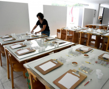 Artista com obras no acervo do MON realiza oficina para os visitantes neste domingo. Foto: Kraw Pennas/SECC