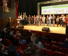 O Governo do Estado, por meio da Secretaria de Estado da Saúde, autorizou nesta sexta-feira (5), em evento no Conjunto Amadores de Teatro (CAT), em Jacarezinho, a construção do Centro Regional de Especialidades Médicas que vai atender 22 cidades do Norte Pioneiro e tem previsão de ficar pronto até o fim de 2020.Foto: José Fernando Ogura/ANPr