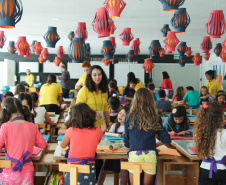 O Museu Oscar Niemeyer (MON) convida o público infantil e suas famílias para participarem de sua Colônia de Férias, entre 16 e 19 de julho, sempre das 13h às 17h.  -  Foto: Maita Franco/MON