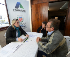 Neste sábado (6), representantes da Cohapar e prefeituras entregaram as escrituras de propriedade de 109 famílias da região dos Campos Gerais em Ponta Grossa. Os documentos foram emitidos pela companhia por meio do programa de Escrituração Direta, que prevê um serviço mais rápido e barato do que aquele praticado pelos tabelionatos.  -  Ponta Grossa, 06/07/2019  -  Foto: Guilherme Santos/Cohapar