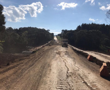 Obras na rodovia que liga Irati a São Mateus do Sul começaram em março e devem ser finalizadas até novembro de 2020. A primeira fase da obra está em andamento desde março, com os serviços de remoção da camada vegetal, drenagem, terraplanagem, construção de bueiros e galerias e implantação de pedreiras e usinas nas proximidades de Irati.  -  Irati, 25/06/2019  -  Foto: Divulgação DER