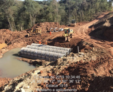 Obras na rodovia que liga Irati a São Mateus do Sul começaram em março e devem ser finalizadas até novembro de 2020. A primeira fase da obra está em andamento desde março, com os serviços de remoção da camada vegetal, drenagem, terraplanagem, construção de bueiros e galerias e implantação de pedreiras e usinas nas proximidades de Irati.  -  Irati, 25/06/2019  -  Foto: Divulgação DER