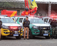 O governador Carlos Massa Ratinho Junior destacou nesta quarta-feira (10) o esforço que o Estado tem feito para recompor e atualizar a frota de viaturas policiais. Em solenidade para a entrega de 100 novos veículos para as polícias Militar e Civil e para os Bombeiros, ele lembrou que assumiu o governo com cerca de 40% das viaturas policiais no conserto e que vem trabalhando para resolver a situação. Foto: Rodrigo Felix Leal/ANPr