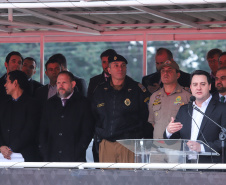 O governador Carlos Massa Ratinho Junior destacou nesta quarta-feira (10) o esforço que o Estado tem feito para recompor e atualizar a frota de viaturas policiais. Em solenidade para a entrega de 100 novos veículos para as polícias Militar e Civil e para os Bombeiros, ele lembrou que assumiu o governo com cerca de 40% das viaturas policiais no conserto e que vem trabalhando para resolver a situação. Foto: Rodrigo Felix Leal/ANPr