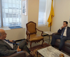 O governador Carlos Massa Ratinho Junior também se reuniu com o embaixador Mauro Vieira, ex-ministro de Relações Exteriores e representante permanente do Brasil junto à ONU e falaram sobre os dois eventos que terão a participação do Paraná.Foto: Divulgação/ANPr