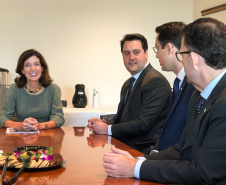 O governador Carlos Massa Ratinho Junior se reuniu nesta terça-feira (16) com a vice-governadora do estado de Nova York, Kathy Hochul, e propôs parcerias em diversas áreas, mas principalmente em agricultura, segurança pública e uso de tecnologia para melhorar a vida dos cidadãos. O intuito é fortalecer modelos de gestão entre os dois Estados para ampliar oportunidades de desenvolvimento econômico e social. Foto: Divulgação/ANPr