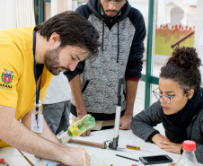 Troca de conhecimentos, diversão e colaboração, sem se importar com a idade dos companheiros de trabalho. Esse é o clima nas oficinas de férias – todas voltadas à tecnologia – promovidas pela Secretaria de Estado da Educação e do Esporte. Os cursos ocorrem até esta sexta-feira (19), no Seed Lab, projeto da pasta que busca incentivar o uso de novas metodologias no ambiente escolar. Foto: Divulgação/SEED