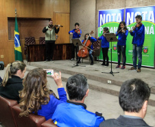 Todas de Curitiba e todas mulheres. São da Capital as três felizes ganhadoras dos prêmios do Nota Paraná deste mês de julho. Os cheques, de R$ 50 mil, R$ 30 mil e R$ 20 mil, foram entregues nesta quinta-feira (18) às três moradoras de Curitiba dos bairros Mossunguê, Hugo Lange e Campo Comprido.Foto: Valdelino Pontes