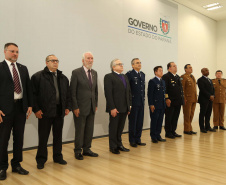 O governador em exercício Darci Piana foi escolhido pelo Instituto Boina Azul, do Rio Grande do Sul, para representar o Paraná na homenagem à Segurança Pública do Estado. A solenidade de entrega da Medalha de Grau Cavaleiro ocorreu nesta quinta-feira (18) no salão de atos do Palácio Iguaçu. Foto: José Fernando Ogura/ANPr