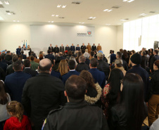 O governador em exercício Darci Piana foi escolhido pelo Instituto Boina Azul, do Rio Grande do Sul, para representar o Paraná na homenagem à Segurança Pública do Estado. A solenidade de entrega da Medalha de Grau Cavaleiro ocorreu nesta quinta-feira (18) no salão de atos do Palácio Iguaçu. Foto: José Fernando Ogura/ANPr