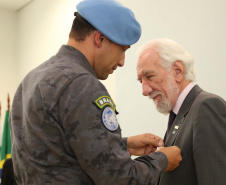 O governador em exercício Darci Piana foi escolhido pelo Instituto Boina Azul, do Rio Grande do Sul, para representar o Paraná na homenagem à Segurança Pública do Estado. A solenidade de entrega da Medalha de Grau Cavaleiro ocorreu nesta quinta-feira (18) no salão de atos do Palácio Iguaçu. Foto: José Fernando Ogura/ANPr