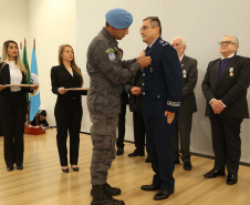 O governador em exercício Darci Piana foi escolhido pelo Instituto Boina Azul, do Rio Grande do Sul, para representar o Paraná na homenagem à Segurança Pública do Estado. A solenidade de entrega da Medalha de Grau Cavaleiro ocorreu nesta quinta-feira (18) no salão de atos do Palácio Iguaçu. Foto: José Fernando Ogura/ANPr