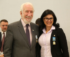 O governador em exercício Darci Piana foi escolhido pelo Instituto Boina Azul, do Rio Grande do Sul, para representar o Paraná na homenagem à Segurança Pública do Estado. A solenidade de entrega da Medalha de Grau Cavaleiro ocorreu nesta quinta-feira (18) no salão de atos do Palácio Iguaçu. Foto: José Fernando Ogura/ANPr