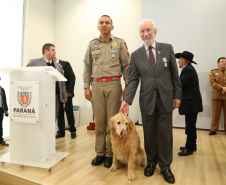 O governador em exercício Darci Piana foi escolhido pelo Instituto Boina Azul, do Rio Grande do Sul, para representar o Paraná na homenagem à Segurança Pública do Estado. A solenidade de entrega da Medalha de Grau Cavaleiro ocorreu nesta quinta-feira (18) no salão de atos do Palácio Iguaçu. Foto: José Fernando Ogura/ANPr