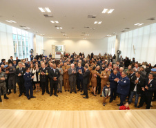 O governador em exercício Darci Piana foi escolhido pelo Instituto Boina Azul, do Rio Grande do Sul, para representar o Paraná na homenagem à Segurança Pública do Estado. A solenidade de entrega da Medalha de Grau Cavaleiro ocorreu nesta quinta-feira (18) no salão de atos do Palácio Iguaçu. Foto: José Fernando Ogura/ANPr