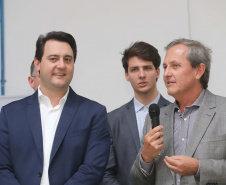 O governador Carlos Massa Ratinho Junior participou nesta terça-feira (23), em Cascavel, do evento de certificação SISBI (Sistema Brasileiro de Inspeção de Produtos de Origem Animal) para a Granja Refem, que desenvolve um projeto pioneiro no Estado de produção de ovos a partir da criação de galinhas sem gaiola. Foto: Arnaldo Alves / ANPr.