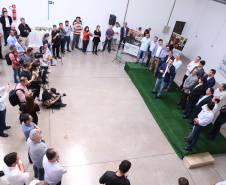 O governador Carlos Massa Ratinho Junior participou nesta terça-feira (23), em Cascavel, do evento de certificação SISBI (Sistema Brasileiro de Inspeção de Produtos de Origem Animal) para a Granja Refem, que desenvolve um projeto pioneiro no Estado de produção de ovos a partir da criação de galinhas sem gaiola. Foto: Rodrigo Felix Leal/ANPr