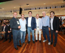 O governador Carlos Massa Ratinho Junior participou, Medianeira, da abertura da AveSui South America, feira de aves, suínos, peixes e leite, considerada uma das maiores de proteína animal do continente. Presentes na solenidade: vice-prefeito de Medianeira, José Vani Graci; o secretário de Agricultura e do Abastecimento, Norberto Ortigara; presidente da Cooperativa Lar, Irineo da Costa Rodrigues; deputados: Marcel Micheletto; cel. Lee; entre outros.Medianeira, 23-07-19.Foto: Arnaldo Alves / ANPr.