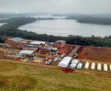 A primeira usina do Brasil de produção de biogás a partir do tratamento dos dejetos de suínos começou a funcionar no Paraná nesta quarta-feira (24), em Entre Rios do Oeste, na Região Oeste do Estado. O governador Carlos Massa Ratinho Junior inaugurou a unidade geradora cuja capacidade total é de 480 KW, transformando por dia 215 toneladas de um agente poluidor em energia limpa. Foto: José fernando Ogura/ANPr