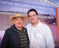 A primeira usina do Brasil de produção de biogás a partir do tratamento dos dejetos de suínos começou a funcionar no Paraná nesta quarta-feira (24), em Entre Rios do Oeste, na Região Oeste do Estado. O governador Carlos Massa Ratinho Junior inaugurou a unidade geradora cuja capacidade total é de 480 KW, transformando por dia 215 toneladas de um agente poluidor em energia limpa.  Foto: Rodrigo Felix Leal/ANPr