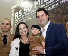 O governador Carlos Massa Ratinho Junior assina  promoções e progressões das Forças de Segurança Pública. Foto: Jaelson Lucas/ANPr