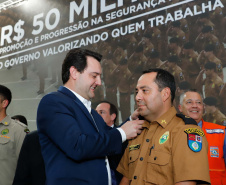 O governador Carlos Massa Ratinho Junior autorizou 1.582 promoções e progressões de servidores Segurança Pública do Paraná. Em solenidade realizada nesta quarta-feira (24), no Palácio Iguaçu, Ratinho Junior assinou despacho governamental de promoção de 75 oficiais e praças da Polícia Militar e Corpo de Bombeiros. Foto: Rodrigo Felix Leal/ANPr