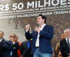 O governador Carlos Massa Ratinho Junior autorizou 1.582 promoções e progressões de servidores Segurança Pública do Paraná. Em solenidade realizada nesta quarta-feira (24), no Palácio Iguaçu, Ratinho Junior assinou despacho governamental de promoção de 75 oficiais e praças da Polícia Militar e Corpo de Bombeiros. Foto: Rodrigo Felix Leal/ANPr