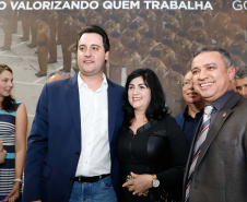 O governador Carlos Massa Ratinho Junior autorizou 1.582 promoções e progressões de servidores Segurança Pública do Paraná. Em solenidade realizada nesta quarta-feira (24), no Palácio Iguaçu, Ratinho Junior assinou despacho governamental de promoção de 75 oficiais e praças da Polícia Militar e Corpo de Bombeiros. Foto: Rodrigo Felix Leal/ANPr