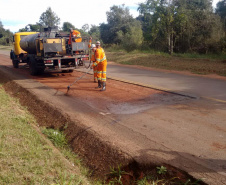 A PR-218, no trecho entre Planaltina do Paraná e Santa Isabel do Ivaí, ambas no noroeste, está passando por serviços de remendo superficial e profundo. Isso inclui a fresagem, que é a retirada da camada superior do pavimento, aplicação de emulsão asfáltica, e aplicação de concreto betuminoso usinado a quente (CBUQ) seguido pela compactação desse material, resultando em uma pista plana, sem deformações e sem buracos. Foto: Divulgação/DER