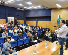 Equipe da Secretaria de Estado do Desenvolvimento Sustentável e do Turismo se reuniu hoje (25), em Toledo, com prefeitos e lideranças da região Oeste para discutir a implantação do Consórcio Intermunicipal para Gestão e Tratamento de Resíduos Urbanos do Oeste do Paraná. A reunião aconteceu no auditório Acary de Oliveira, na sede da Prefeitura. Foto: Denis Ferreira Netto/SEDEST