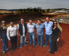 Equipe da Secretaria de Estado do Desenvolvimento Sustentável e do Turismo se reuniu hoje (25), em Toledo, com prefeitos e lideranças da região Oeste para discutir a implantação do Consórcio Intermunicipal para Gestão e Tratamento de Resíduos Urbanos do Oeste do Paraná. A reunião aconteceu no auditório Acary de Oliveira, na sede da Prefeitura. Foto: Denis Ferreira Netto/SEDEST